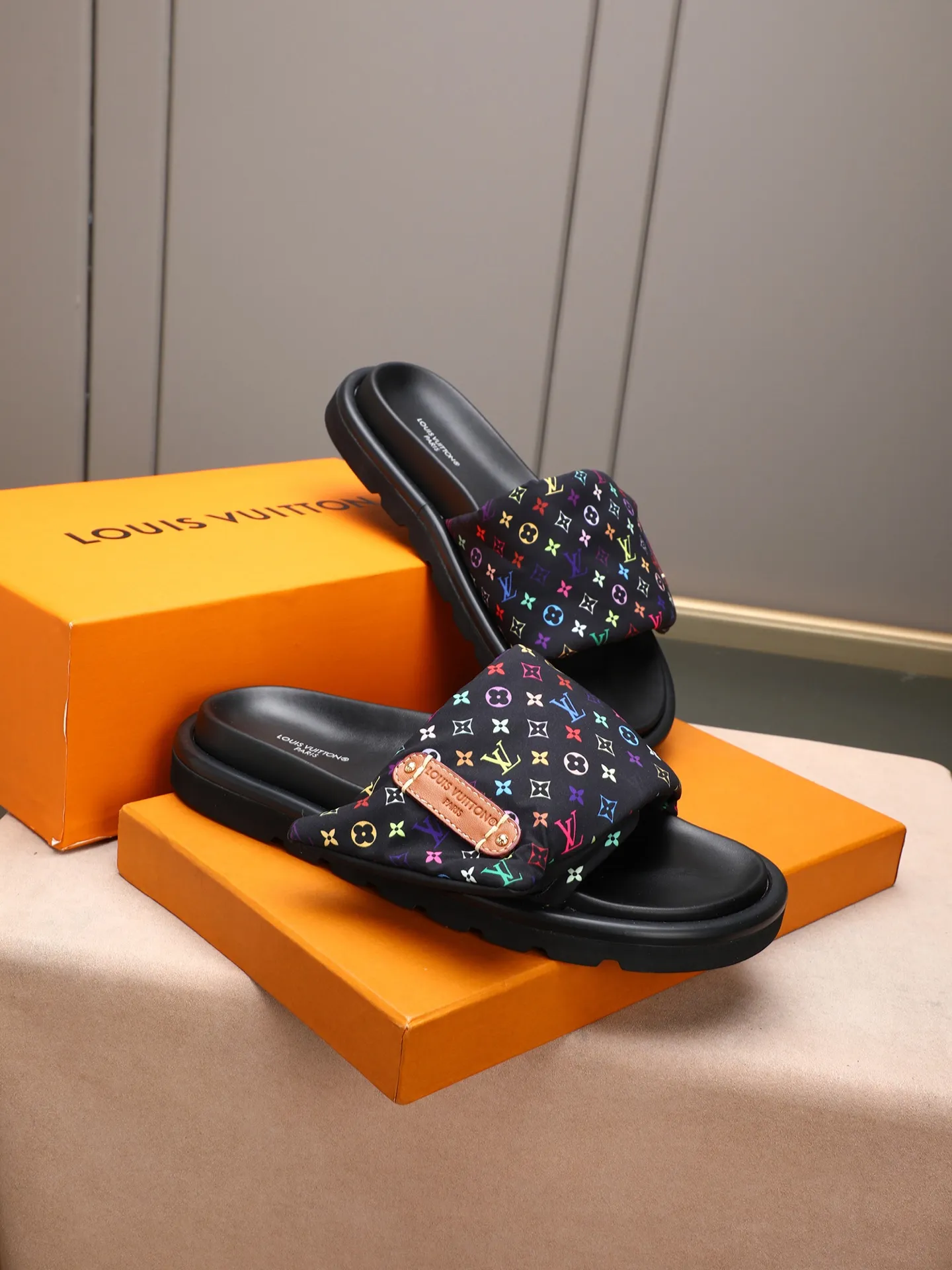 PP360 [LOUIS VUITTON] Louis Vuitton, LV printing, men's and women's slippers are on the market. The drawer box packaging comes with a cloth bag and a card. The upper pattern looks very soft and waxy, and it is a super versatile leg slimming tool. Fabric: imported denim/canvas/old fabric, LV hardware LOGO, official website pattern printing, comfortable to wear, feet: high-elastic PU water table. Sole: foam sole, heel height: about 5cm. Code number: 35-46, 35, 45, 46 are custom-made and non-returnable. Color: multiple colors and styles available.